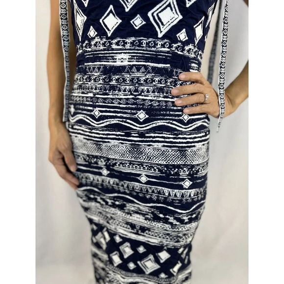 Authentic Chanel RTW 2019 Collection Navy White Midi Dress $5995 - Picture 5 of 17